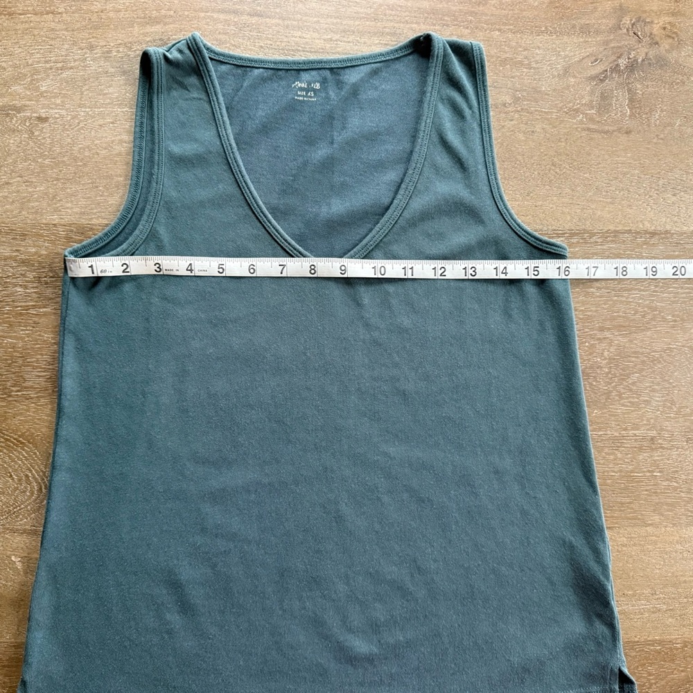 βοΈ Madewell | Bundle of 3 β’ V-Neck Tank Tops - Picture 10 of 13